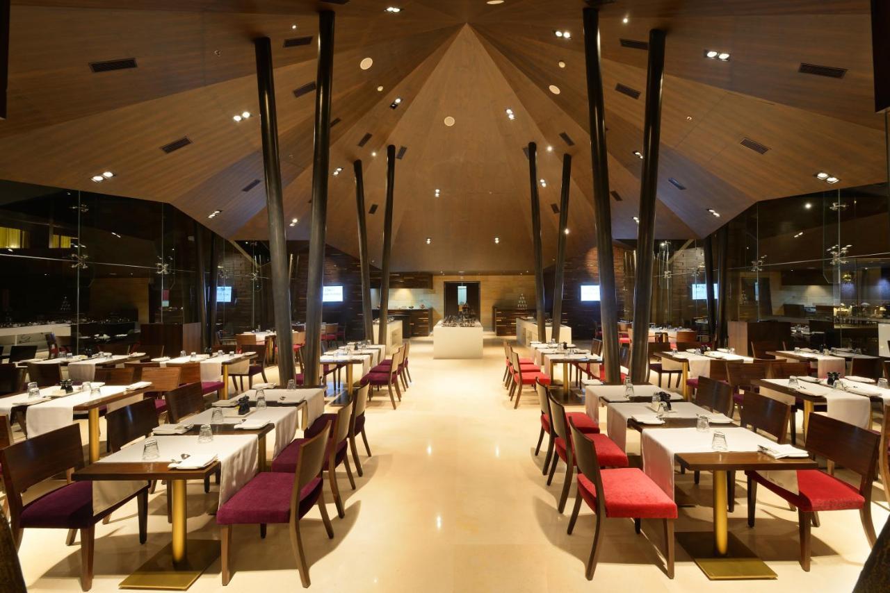 Marasa Sarovar Premiere Tirupati Exterior foto The interior of the restaurant