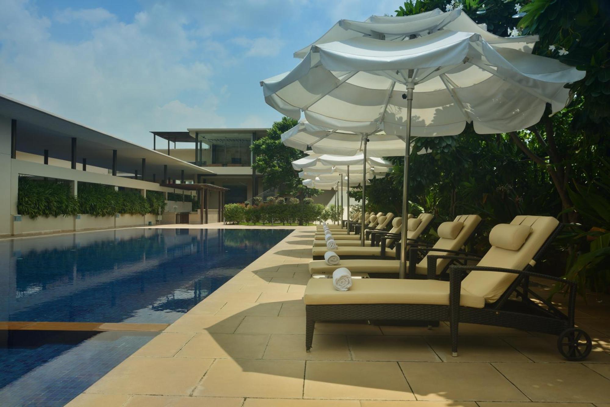 Marasa Sarovar Premiere Tirupati Exterior foto The pool at the Park