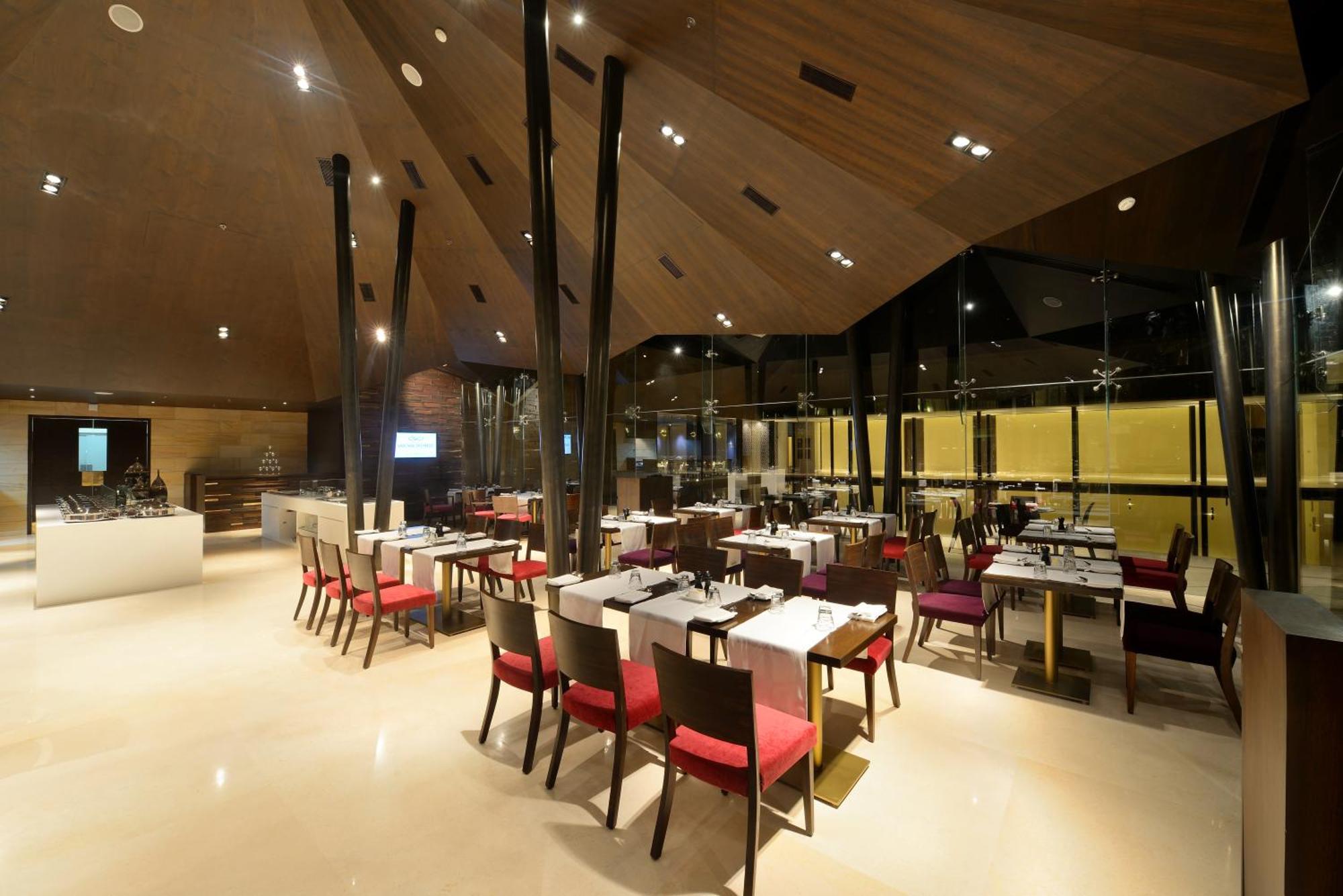 Marasa Sarovar Premiere Tirupati Exterior foto The restaurant