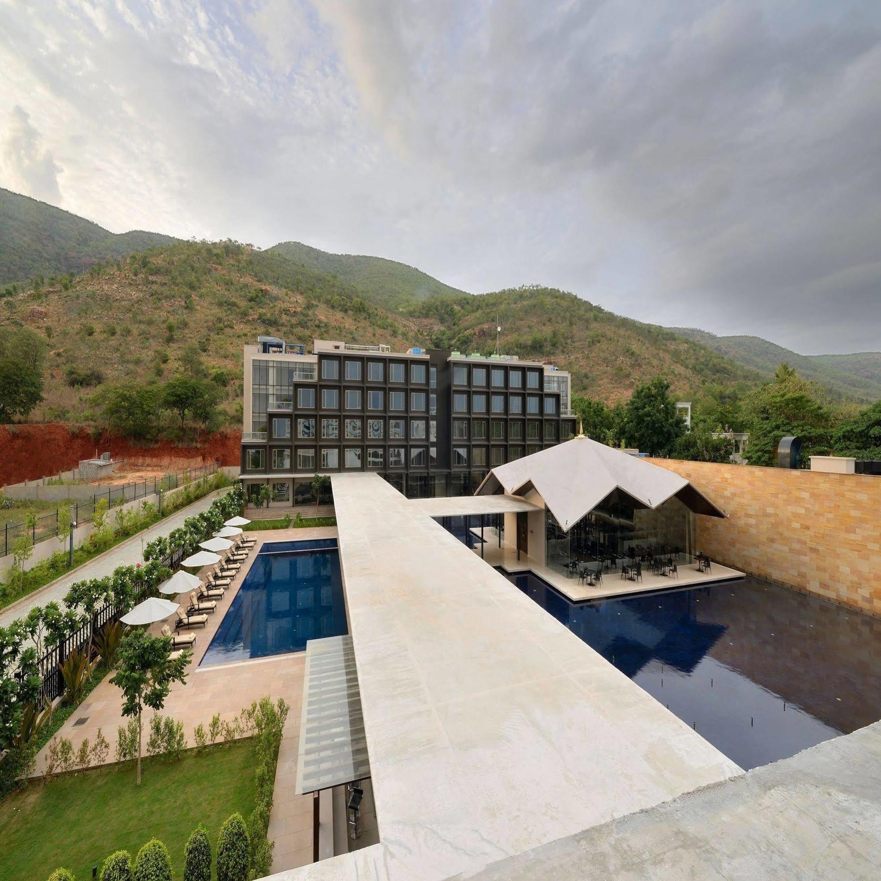 Marasa Sarovar Premiere Tirupati Exterior foto The hotel