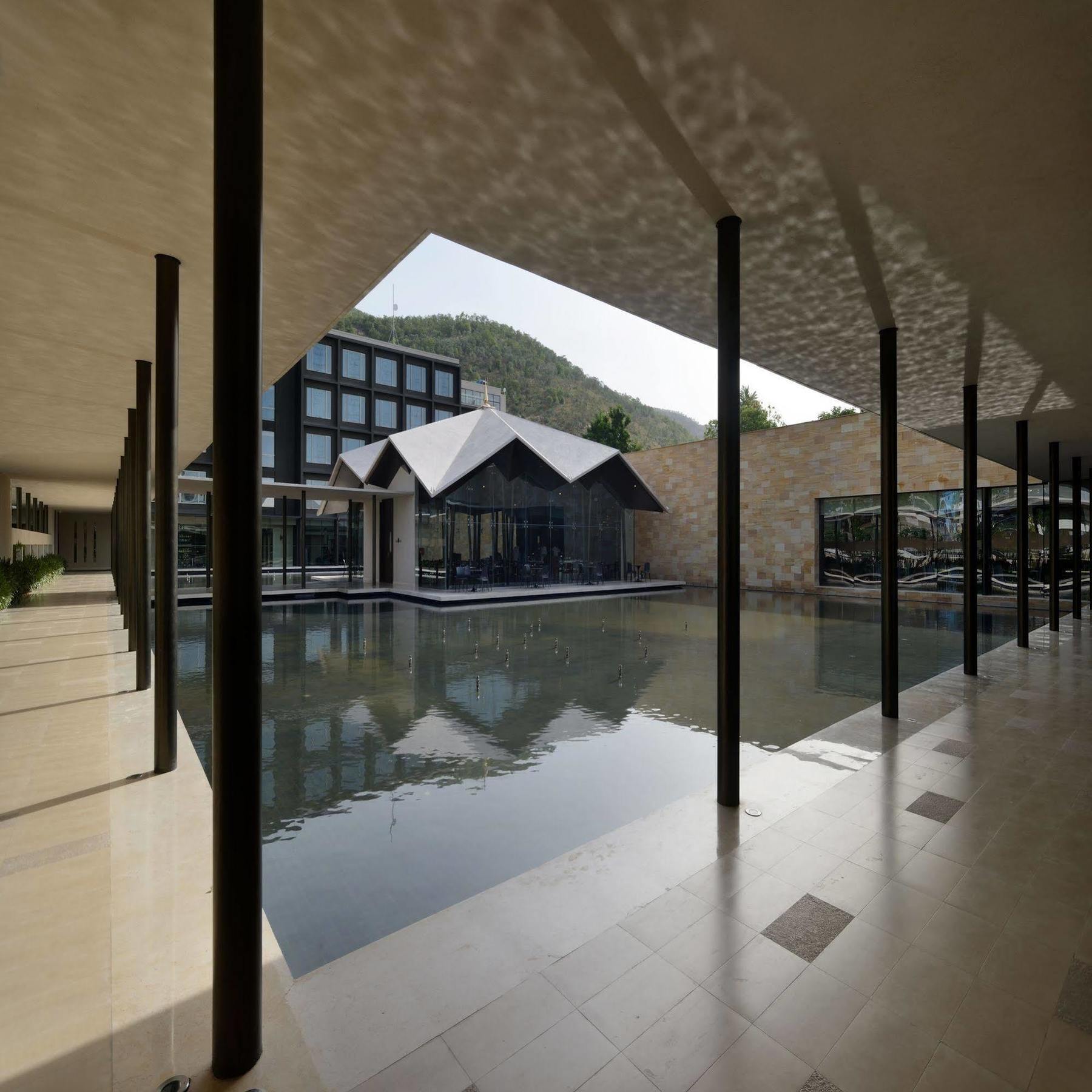Marasa Sarovar Premiere Tirupati Exterior foto The hotel's interior